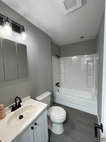 1270 N Milton ST, Auburn, KS 66402