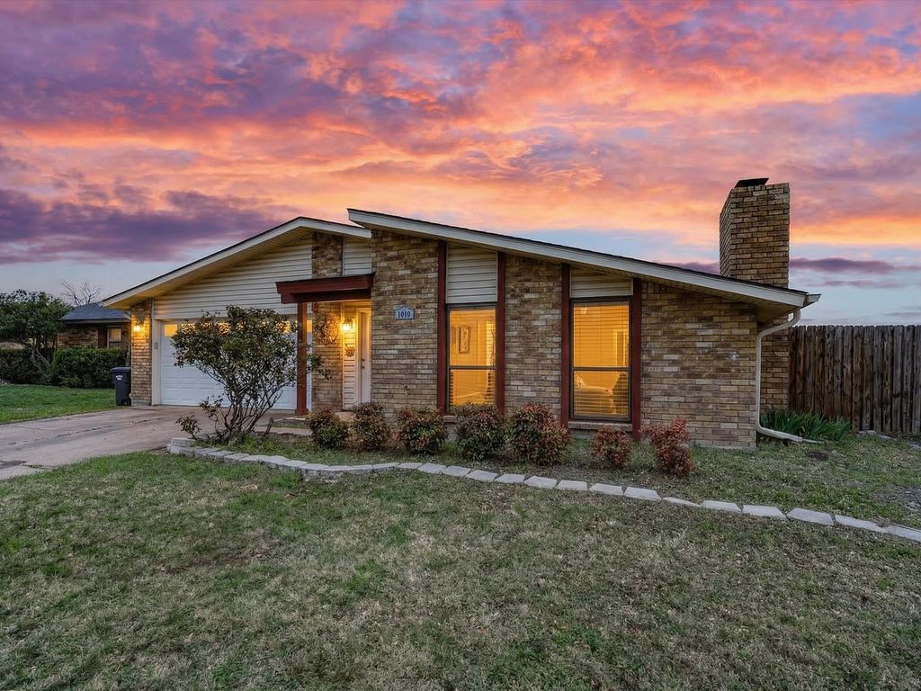 7016 Buttonwood Drive, Fort Worth, TX 76137