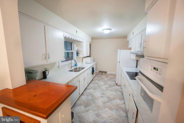 6150 CHAMBERS HILL RD, Harrisburg, PA 17111