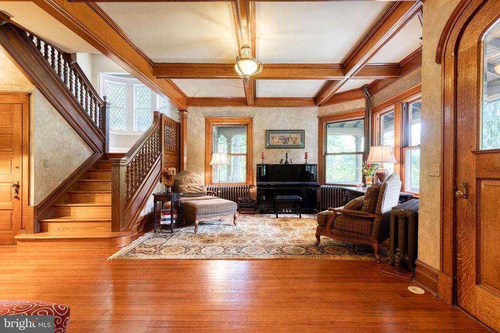Image 11 of property listing at 501 WOODLAWN RD, Baltimore, MD 21210