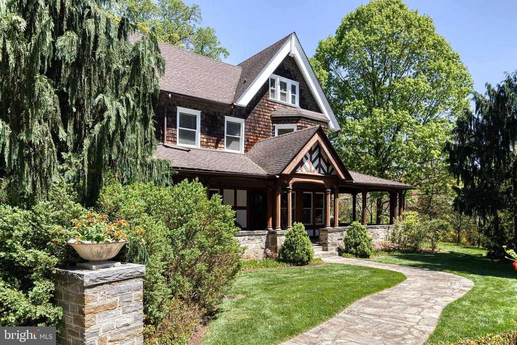 Image 2 of property listing at 501 WOODLAWN RD, Baltimore, MD 21210