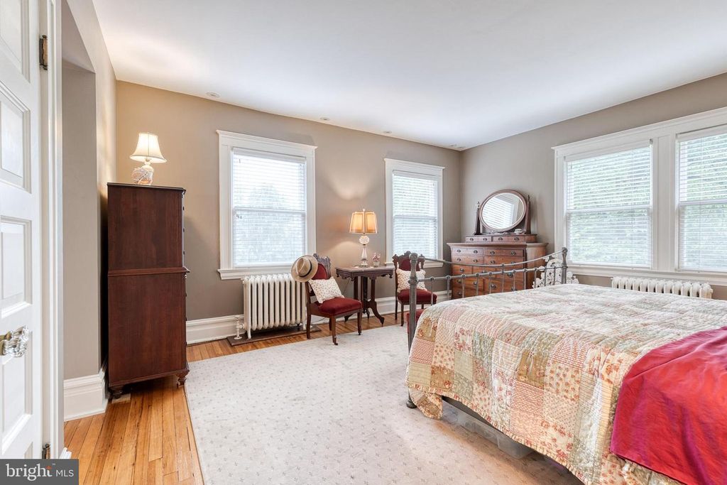 Image 33 of property listing at 501 WOODLAWN RD, Baltimore, MD 21210