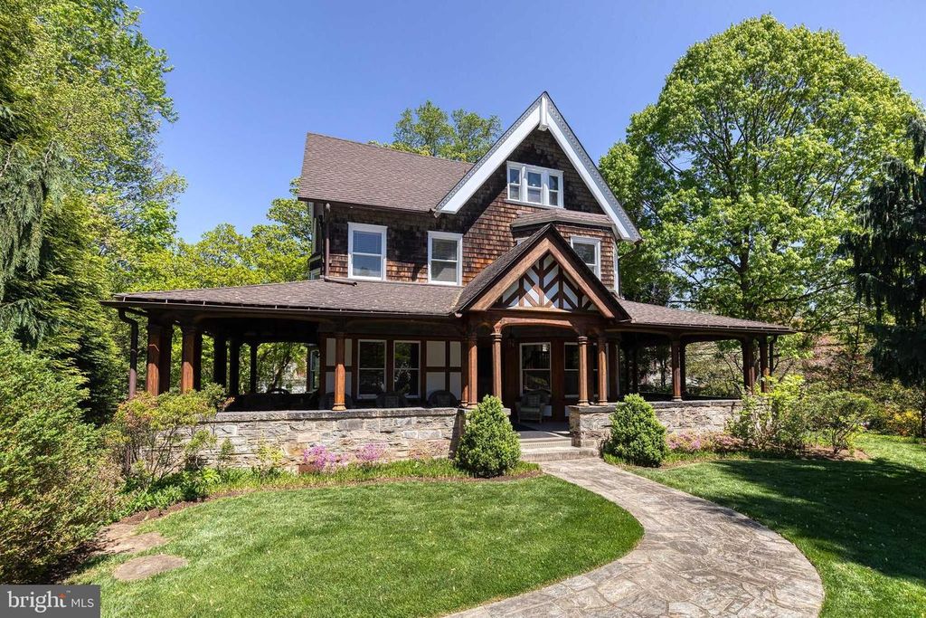 Image 4 of property listing at 501 WOODLAWN RD, Baltimore, MD 21210