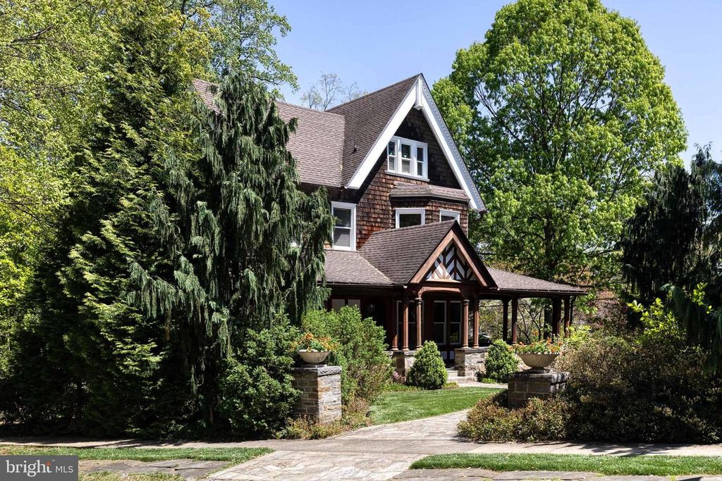 Image 5 of property listing at 501 WOODLAWN RD, Baltimore, MD 21210