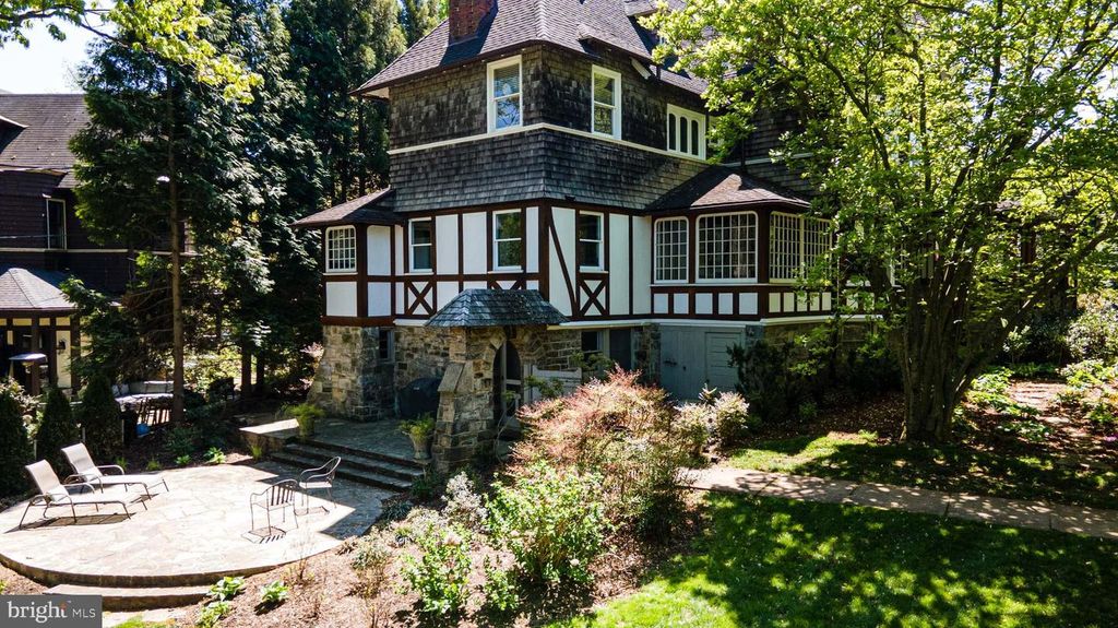 Image 8 of property listing at 501 WOODLAWN RD, Baltimore, MD 21210