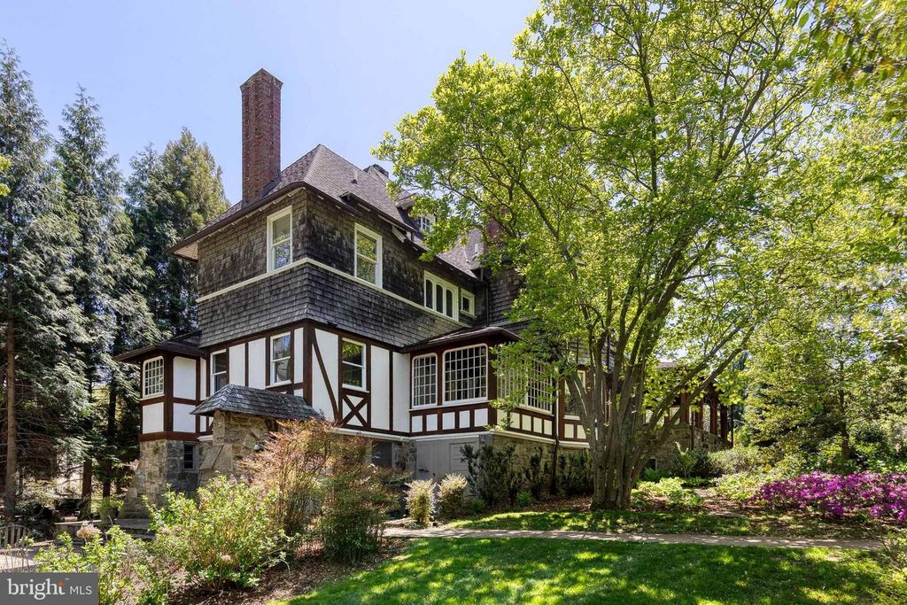 Image 9 of property listing at 501 WOODLAWN RD, Baltimore, MD 21210