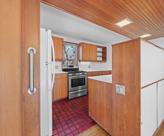 374 Hilldale Drive, Ann Arbor, MI 48105