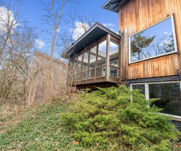 374 Hilldale Drive, Ann Arbor, MI 48105