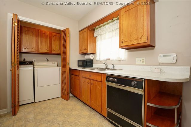 2 Reeves Drive, Nitro, WV 25143