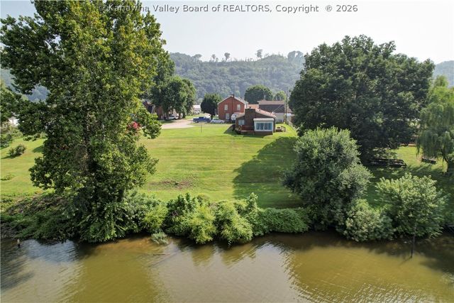 2 Reeves Drive, Nitro, WV 25143