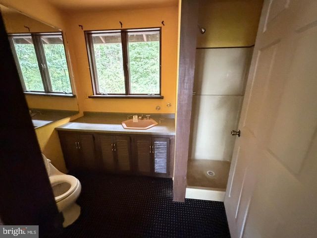 10 RYANFORD RD, Schwenksville, PA 19473