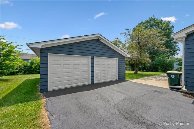 355 Hilltop Drive, North Aurora, IL 60542