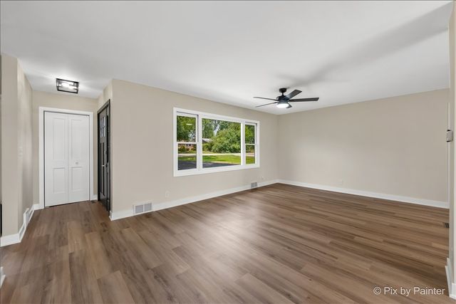 355 Hilltop Drive, North Aurora, IL 60542