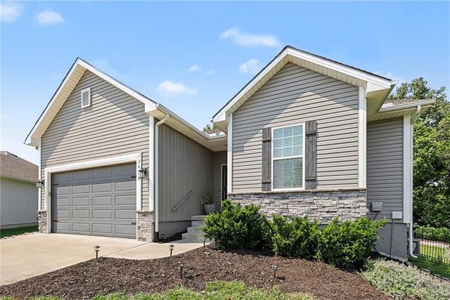 2412 NW Peekaboo Court, Blue Springs, MO 64015