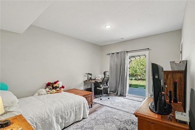2412 NW Peekaboo Court, Blue Springs, MO 64015