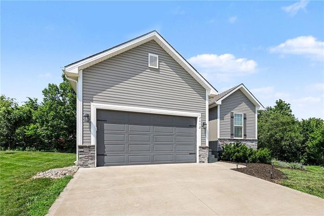 2412 NW Peekaboo Court, Blue Springs, MO 64015