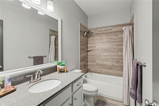 2412 NW Peekaboo Court, Blue Springs, MO 64015