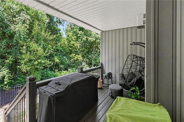 2412 NW Peekaboo Court, Blue Springs, MO 64015