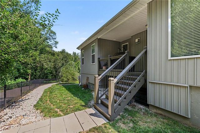 2412 NW Peekaboo Court, Blue Springs, MO 64015