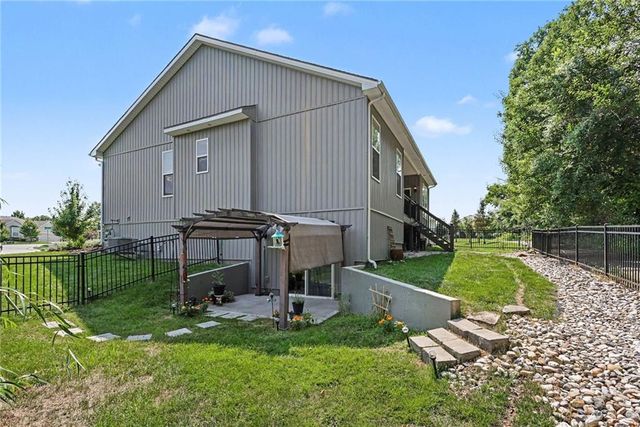 2412 NW Peekaboo Court, Blue Springs, MO 64015