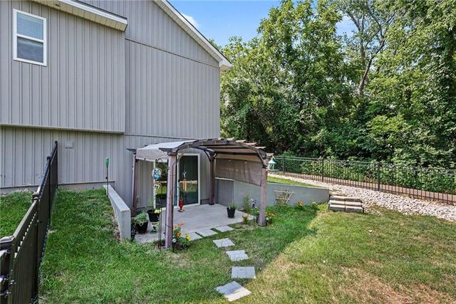 2412 NW Peekaboo Court, Blue Springs, MO 64015