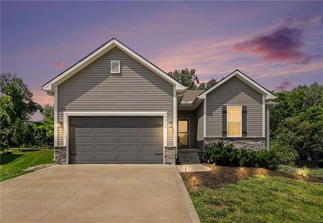 2412 NW Peekaboo Court, Blue Springs, MO 64015