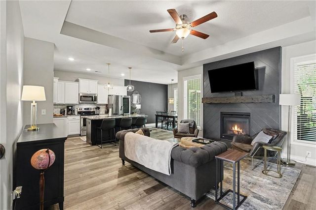 2412 NW Peekaboo Court, Blue Springs, MO 64015
