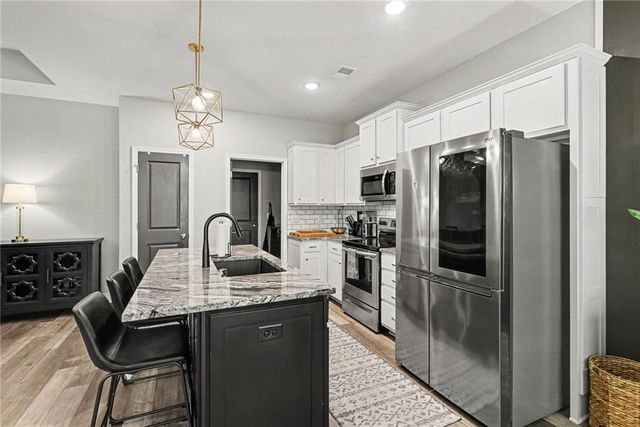 2412 NW Peekaboo Court, Blue Springs, MO 64015
