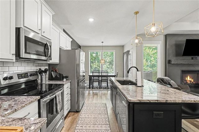 2412 NW Peekaboo Court, Blue Springs, MO 64015