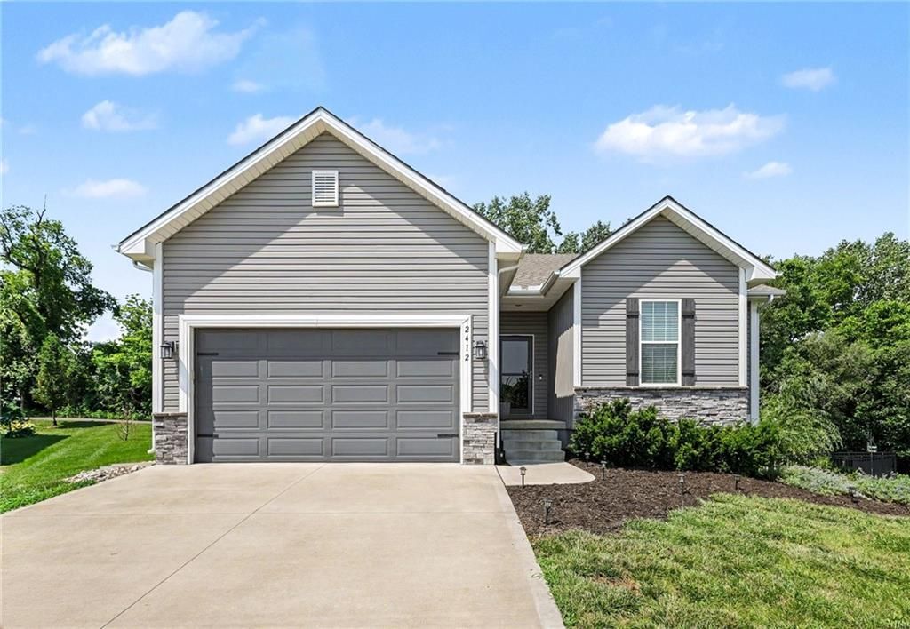 2412 NW Peekaboo Court, Blue Springs, MO 64015
