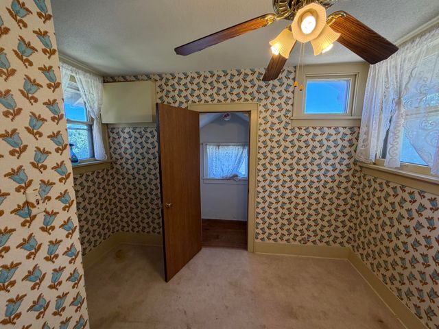 2132 AVE D, Council Bluffs, IA 51501