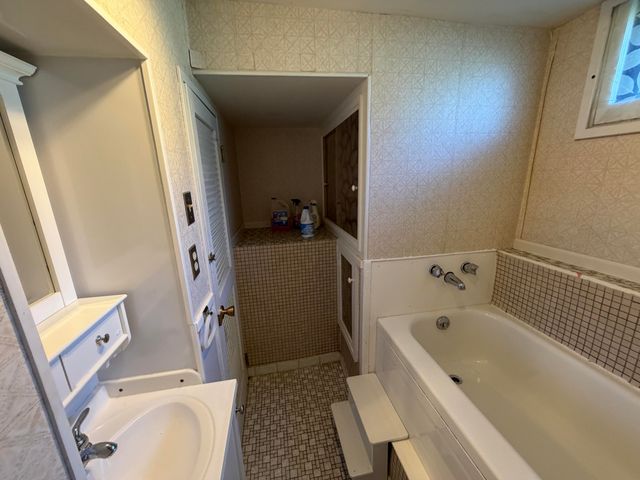 2132 AVE D, Council Bluffs, IA 51501