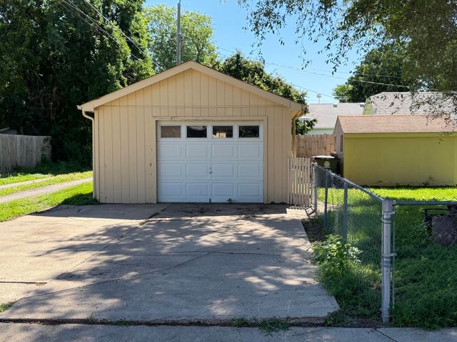 2132 AVE D, Council Bluffs, IA 51501