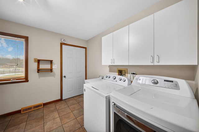 43W951 Fox Hill Court, St. Charles, IL 60175