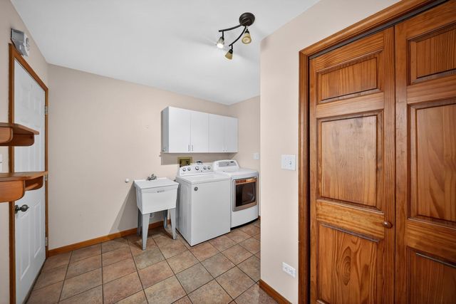 43W951 Fox Hill Court, St. Charles, IL 60175