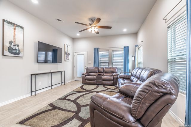 772 Crestview, Floresville, TX 78114