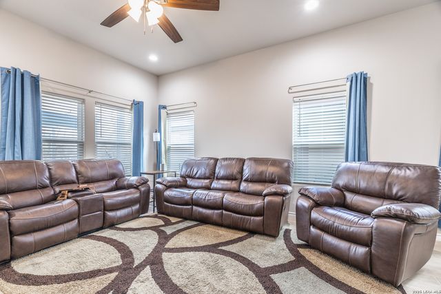 772 Crestview, Floresville, TX 78114