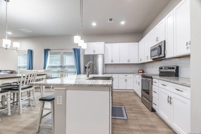 772 Crestview, Floresville, TX 78114