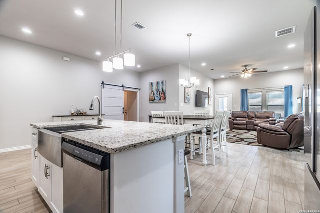 772 Crestview, Floresville, TX 78114