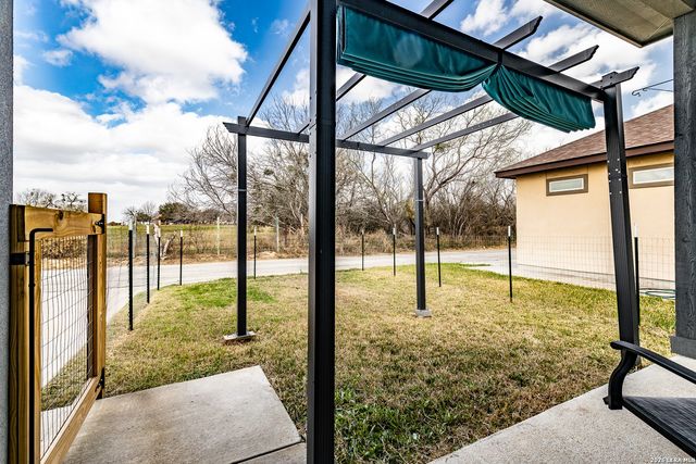 772 Crestview, Floresville, TX 78114