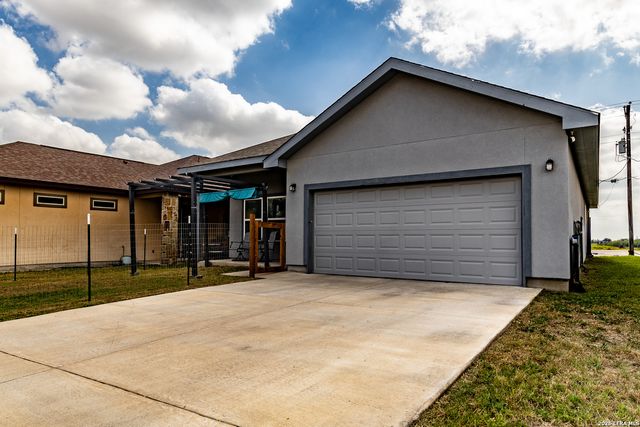 772 Crestview, Floresville, TX 78114