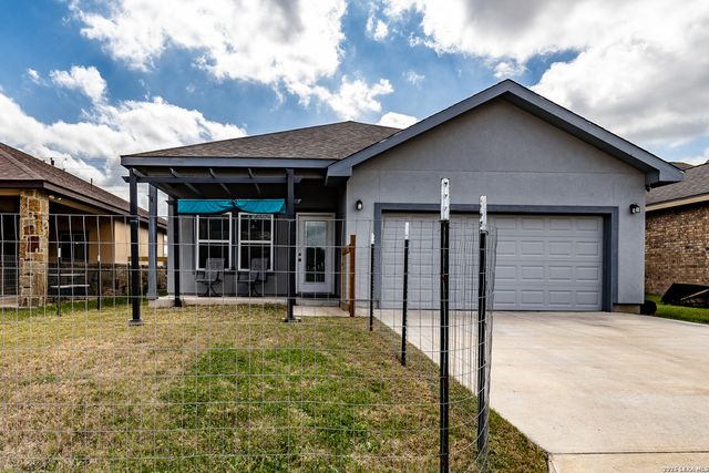 772 Crestview, Floresville, TX 78114