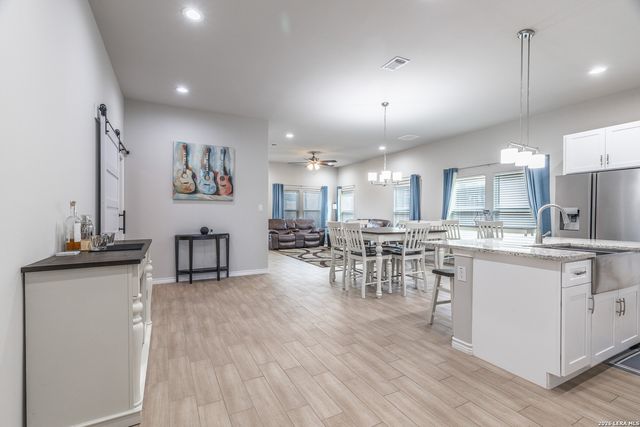 772 Crestview, Floresville, TX 78114