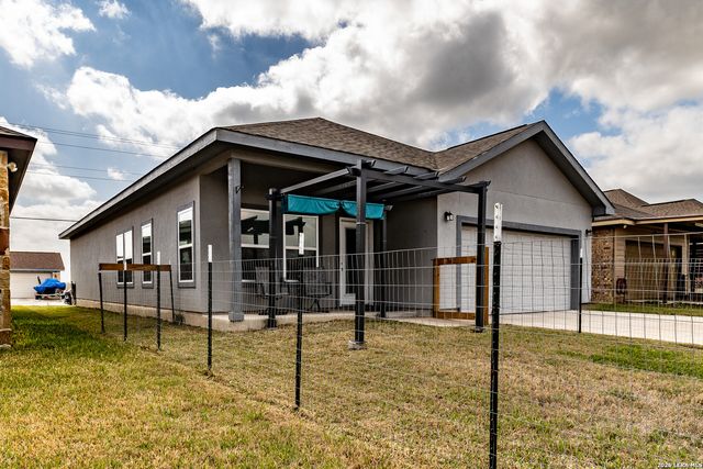 772 Crestview, Floresville, TX 78114