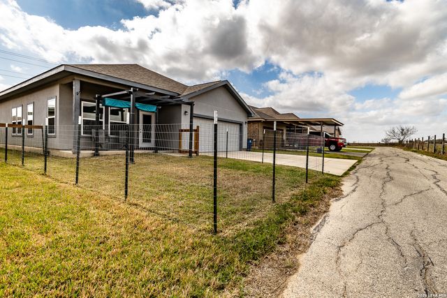 772 Crestview, Floresville, TX 78114