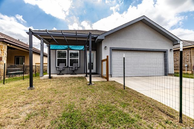 772 Crestview, Floresville, TX 78114