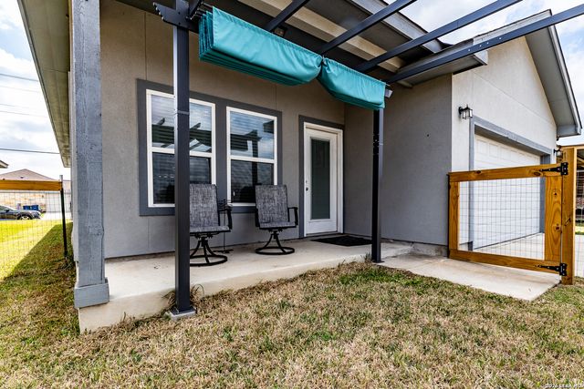 772 Crestview, Floresville, TX 78114