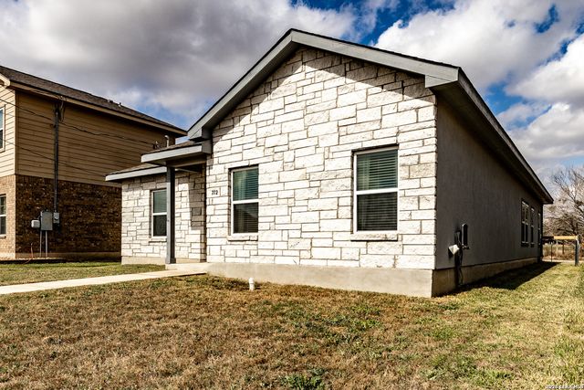 772 Crestview, Floresville, TX 78114