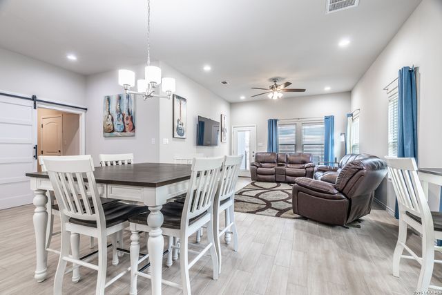 772 Crestview, Floresville, TX 78114