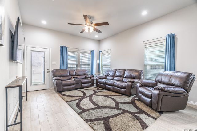 772 Crestview, Floresville, TX 78114